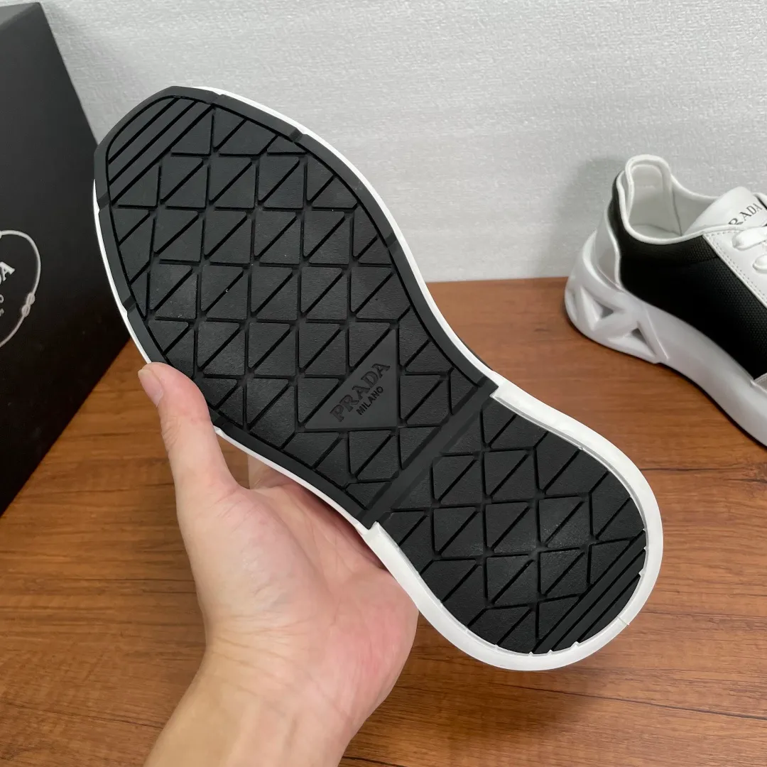 💰720 Code: YS003342 Prada/Prada men's new mesh stitching sneakers. This sneaker presents a modern version, reinterpreting the brand's archive style with clean lines and smooth details. The shoes are made of calf leather and technical fabric, with a triangular metal logo on the outside, bright TPU decoration on the heel, and a longer and padded inner heel design for a more comfortable fit. The tongue is decorated with a silk-screen logo, and is paired with a hollow rubber sole on the heel. The full cowhide lining comes standard with logo cowhide foot pads, making the upper foot taller, more comfortable, and versatile! Comes with full original packaging! Code number: 39-40-41-42-43-44 Standard leather shoe size (45 can be customized and returns are not supported) Item number: 2EE918 mesh dark green